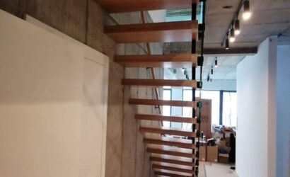 Schody bolcowe ze szklanymi balustradami