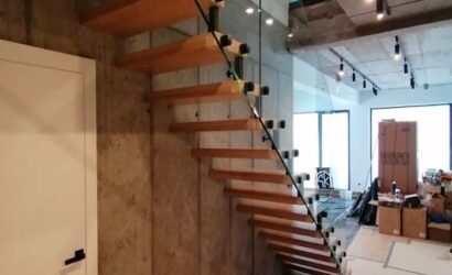 Schody bolcowe ze szklanymi balustradami