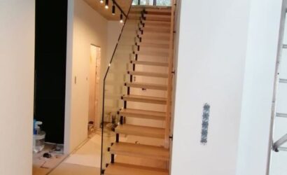 Schody bolcowe ze szklanymi balustradami