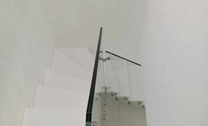 Schody bolcowe ze szklanymi balustradami