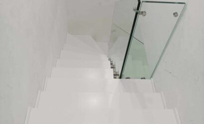 Schody bolcowe ze szklanymi balustradami