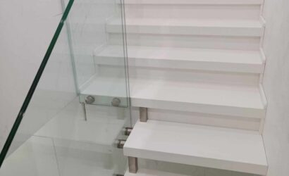 Schody bolcowe ze szklanymi balustradami