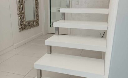 Schody bolcowe ze szklanymi balustradami