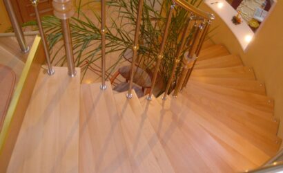 Schody bolcowe ze metalowymi balustradami