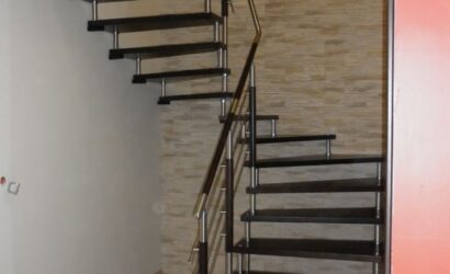 Schody bolcowe ze metalowymi balustradami