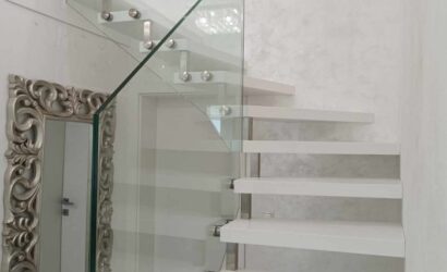 Schody bolcowe ze szklanymi balustradami