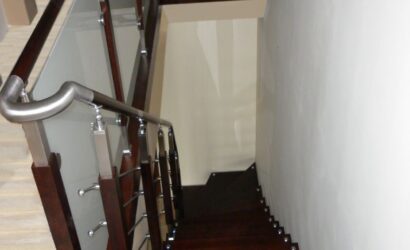 Schody bolcowe ze metalowymi balustradami