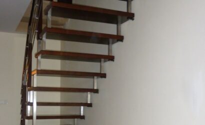 Schody bolcowe ze metalowymi balustradami