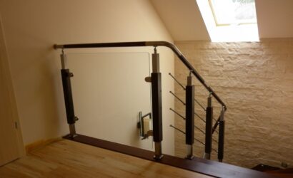 Schody bolcowe ze metalowymi balustradami