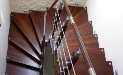 Schody bolcowe ze metalowymi balustradami