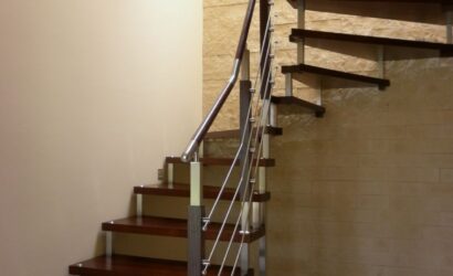 Schody bolcowe ze metalowymi balustradami