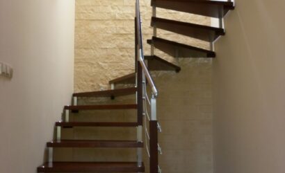 Schody bolcowe ze metalowymi balustradami