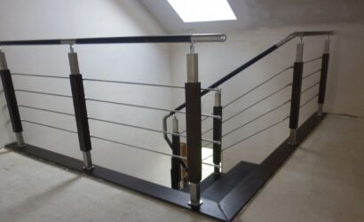 Schody bolcowe ze metalowymi balustradami