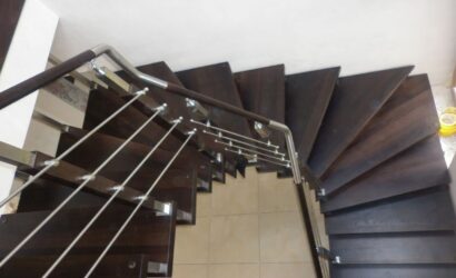 Schody bolcowe ze metalowymi balustradami