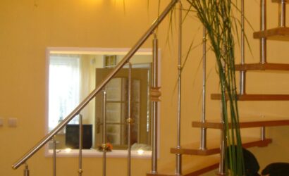 Schody bolcowe ze metalowymi balustradami