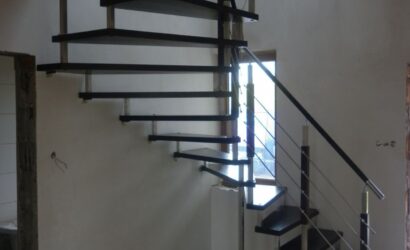 Schody bolcowe ze metalowymi balustradami