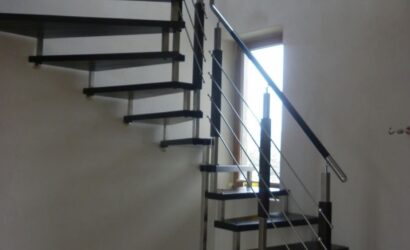 Schody bolcowe ze metalowymi balustradami