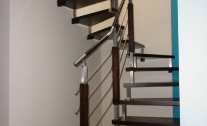 Schody bolcowe ze metalowymi balustradami