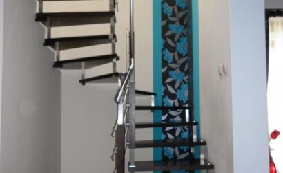 Schody bolcowe ze metalowymi balustradami