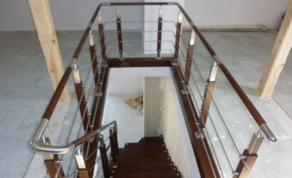 Schody bolcowe ze metalowymi balustradami
