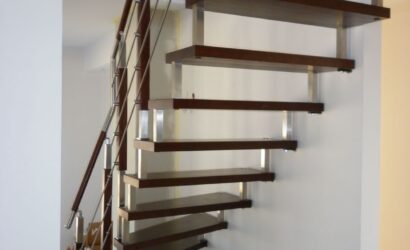 Schody bolcowe ze metalowymi balustradami