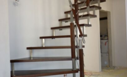 Schody bolcowe ze metalowymi balustradami