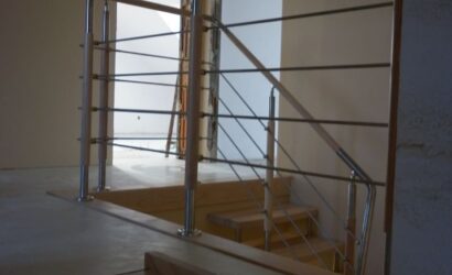 Schody bolcowe ze metalowymi balustradami