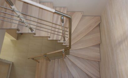 Schody bolcowe ze metalowymi balustradami