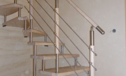 Schody bolcowe ze metalowymi balustradami