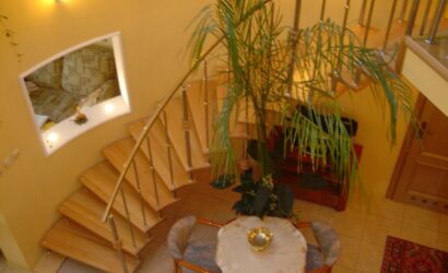 Schody bolcowe ze metalowymi balustradami