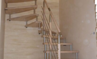 Schody bolcowe ze metalowymi balustradami