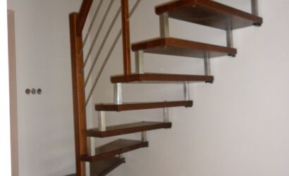 Schody bolcowe ze metalowymi balustradami
