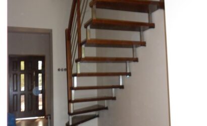 Schody bolcowe ze metalowymi balustradami