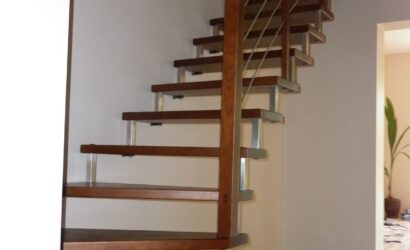 Schody bolcowe ze metalowymi balustradami