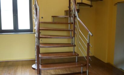 Schody bolcowe ze metalowymi balustradami