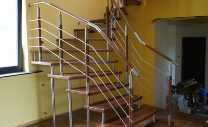 Schody bolcowe ze metalowymi balustradami