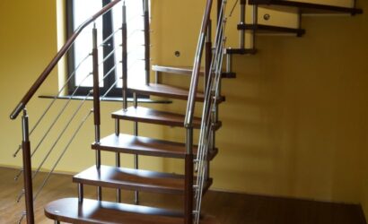 Schody bolcowe ze metalowymi balustradami