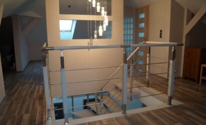 Schody bolcowe ze metalowymi balustradami
