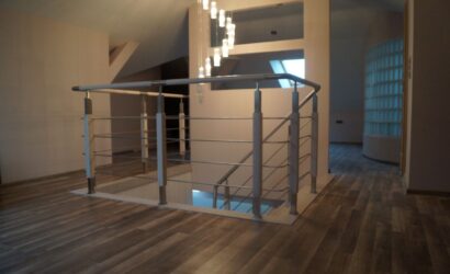 Schody bolcowe ze metalowymi balustradami