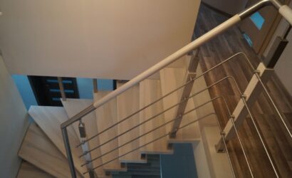 Schody bolcowe ze metalowymi balustradami