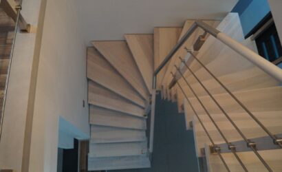 Schody bolcowe ze metalowymi balustradami