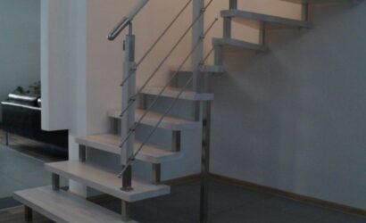 Schody bolcowe ze metalowymi balustradami