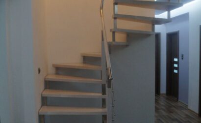 Schody bolcowe ze metalowymi balustradami