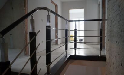 Schody bolcowe ze metalowymi balustradami