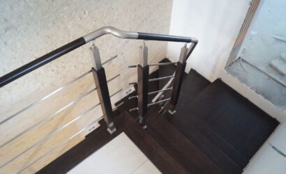 Schody bolcowe ze metalowymi balustradami