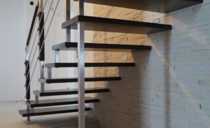 Schody bolcowe ze metalowymi balustradami