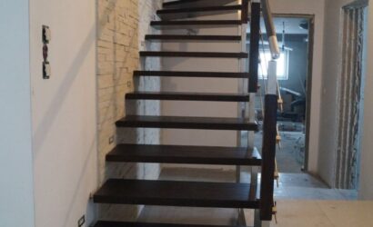 Schody bolcowe ze metalowymi balustradami