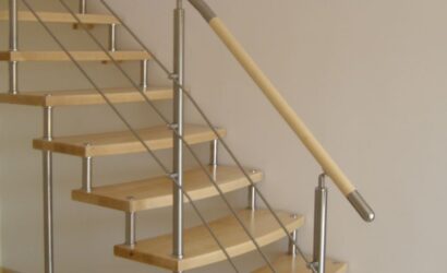 Schody bolcowe ze metalowymi balustradami