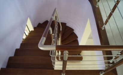 Schody bolcowe ze metalowymi balustradami