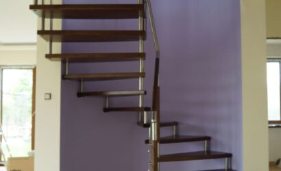 Schody bolcowe ze metalowymi balustradami